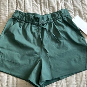 NWT! lululemon cinchable waist HR woven shorts. size xs 3.5”